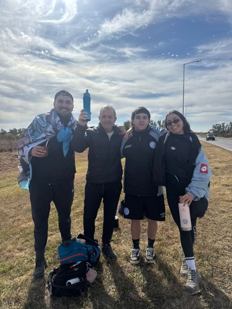 “Lo prometimos en el clásico y hoy lo estamos cumpliendo”: hinchas de Belgrano caminaron hasta la Gruta de Lourdes