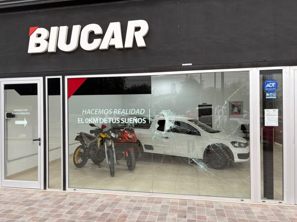 Intentaron robar en una concesionaria de autos y motos de Alta Gracia: atacaron el frente a piedrazos