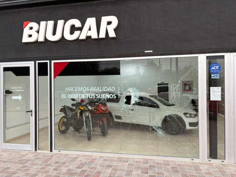 Intentaron robar en una concesionaria de autos y motos de Alta Gracia: atacaron el frente a piedrazos