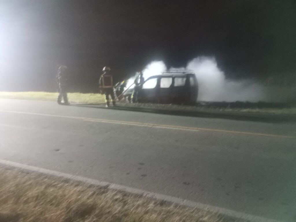 Una camioneta se incendió por completo en la Ruta C-45 y su conductor sufrió una crisis nerviosa