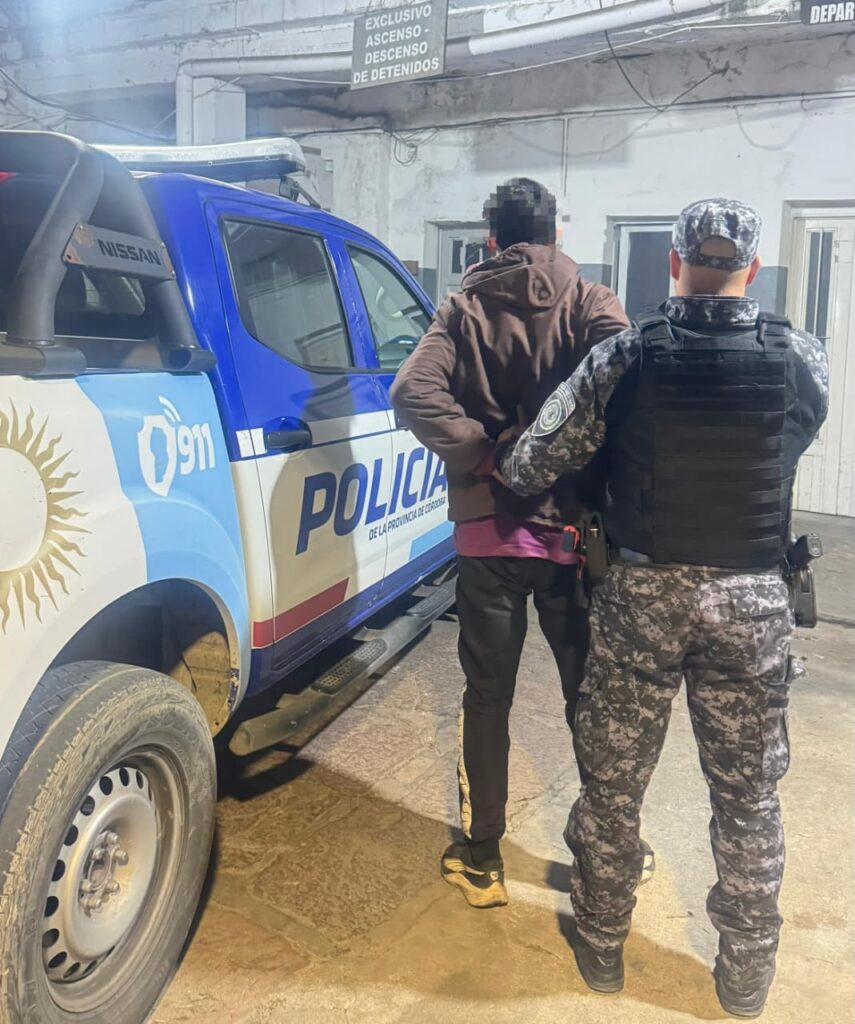 Detuvieron a un joven acusado de robar en la casa de su padre y violar una restricción de acercamiento