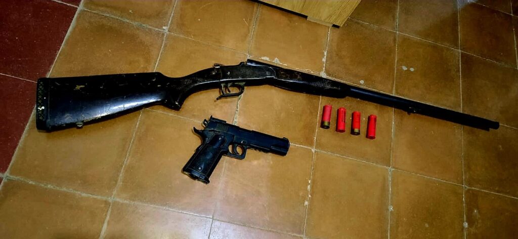 Violencia familiar: secuestran armas de fuego durante un procedimiento en Villa Parque Santa Ana