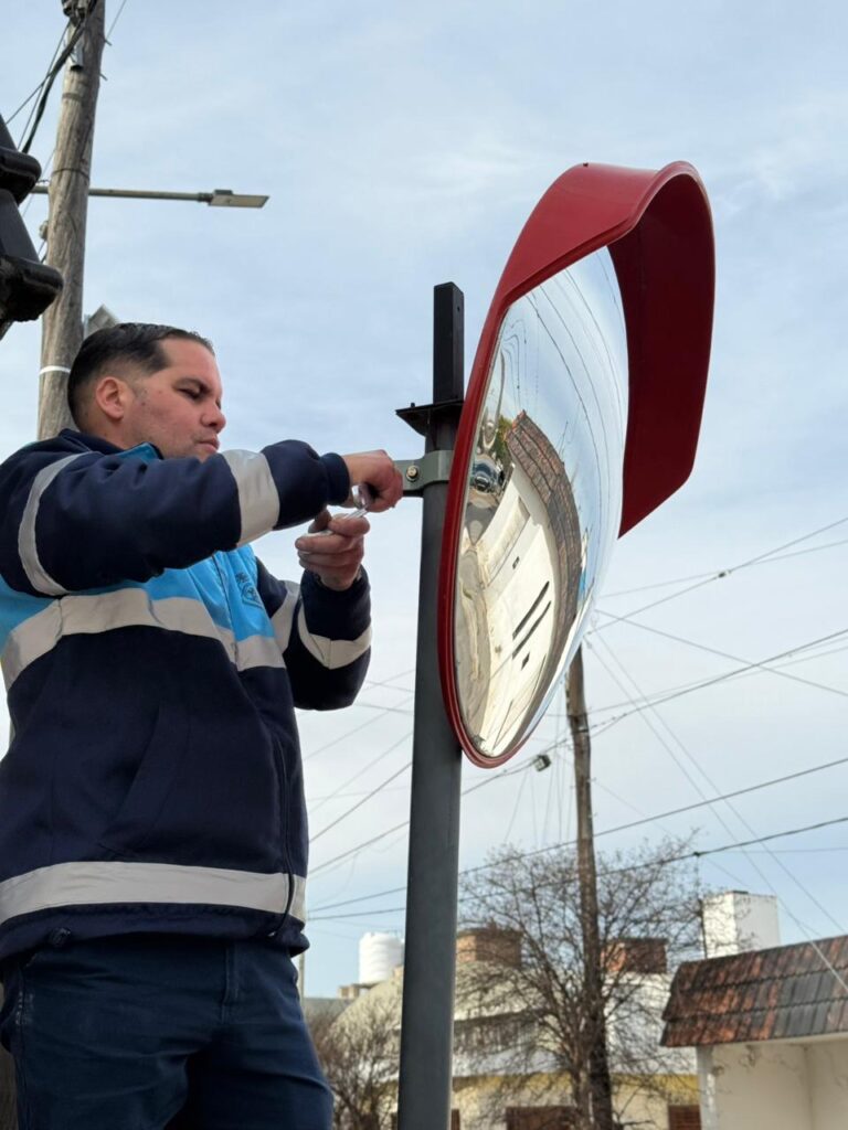 Se instalaron espejos parabólicos para mejorar la seguridad vial
