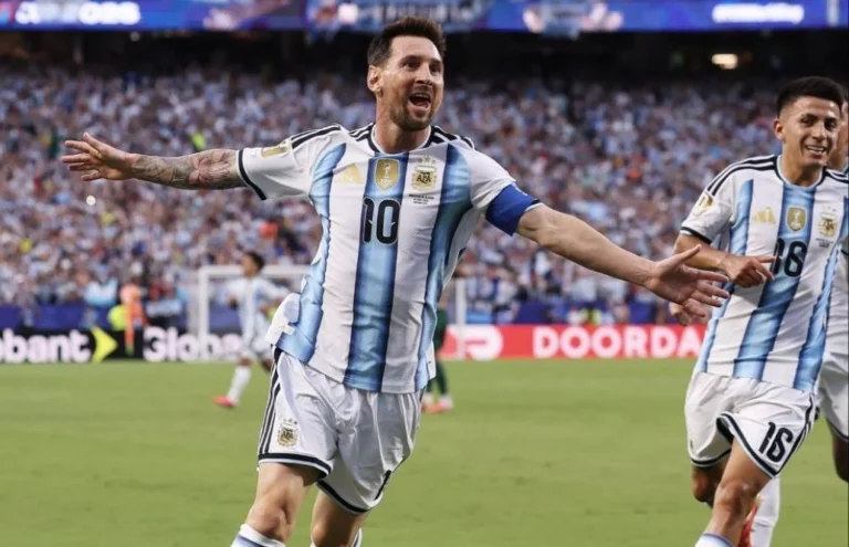 Con un Messi histórico, Argentina goleó a Argelia y arrancó con todo la defensa del título