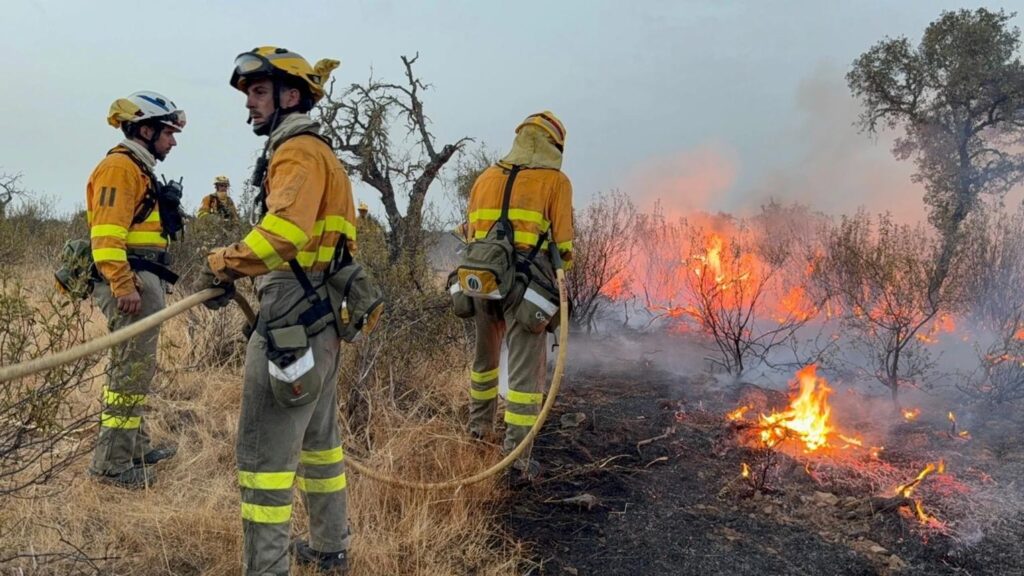 Incendios sin control en España y Francia obligan a evacuar a más de 120.000 personas