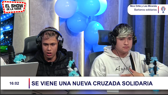 Los barberos solidarios Nico Ortiz y Leo Miranda visitaron los estudios de Radio Alta Gracia.