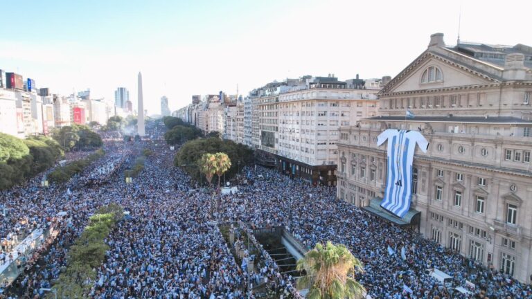 A dos días de la final del Mundial 2026 entre Argentina y España, el Gobierno nacional analiza la posibilidad de decretar un asueto administrativo o un feriado nacional para facilitar el eventual recibimiento de la Selección argentina tras su regreso al país.