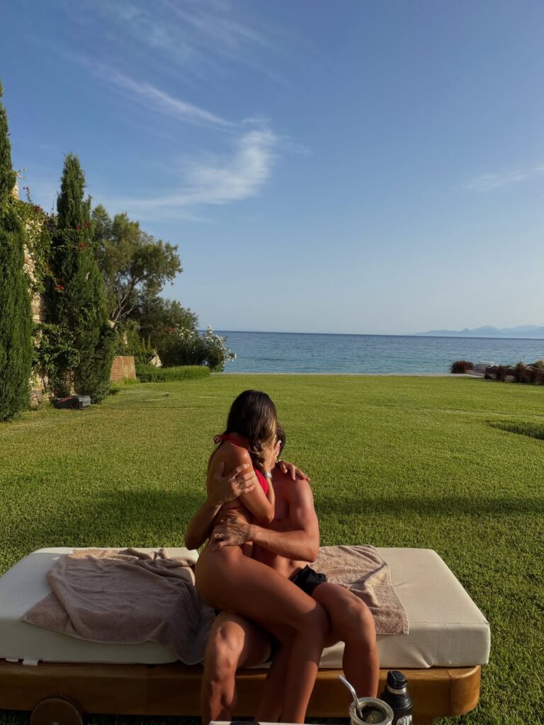 Nicolás Tagliafico y Caro Calvagni disfrutan de unas románticas vacaciones en Grecia tras el Mundial