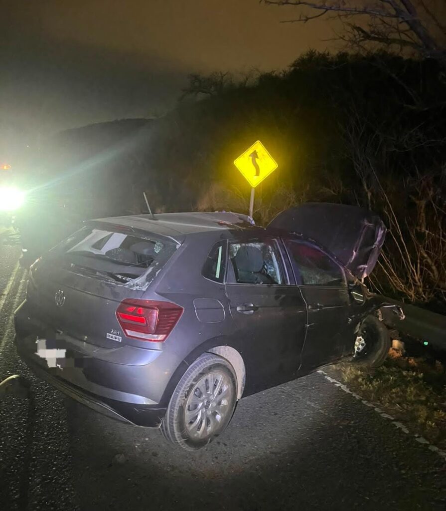 Un caballo muerto y dos personas heridas en un accidente en Ruta 20