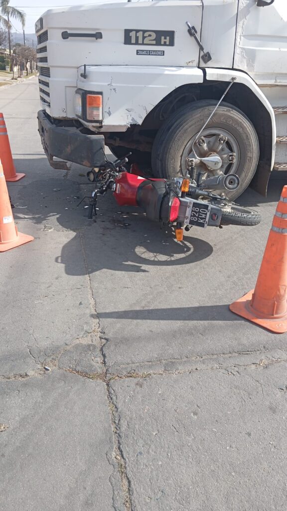 Una motociclista sufrió una fractura de fémur tras chocar con un camión en Alta Gracia
