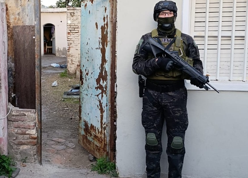 Córdoba: detuvieron a un barrabrava y a una jubilada con prisión domiciliaria por venta de drogas