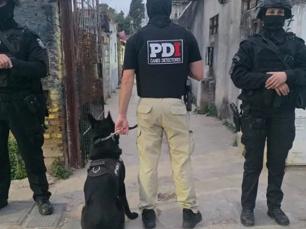 Rosario: efectivos de la PDI de Santa Fe simularon ser repartidores de Pedidos Ya para irrumpir en un bunker.