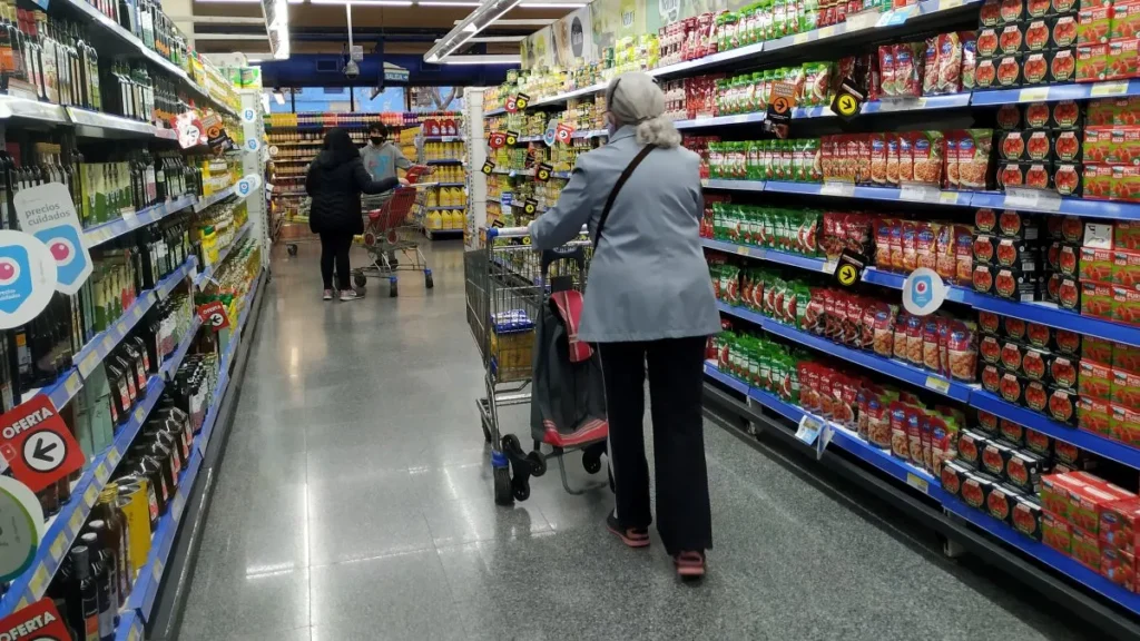 Una familia necesitó más de $1,5 millones para no ser pobre en junio, según el INDEC