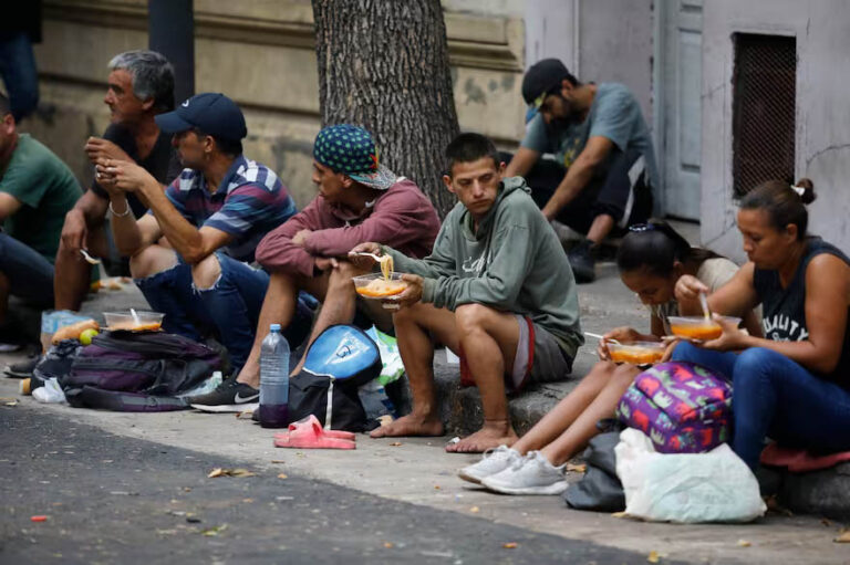 El 78% de los hogares argentinos pertenece a la clase baja y media baja