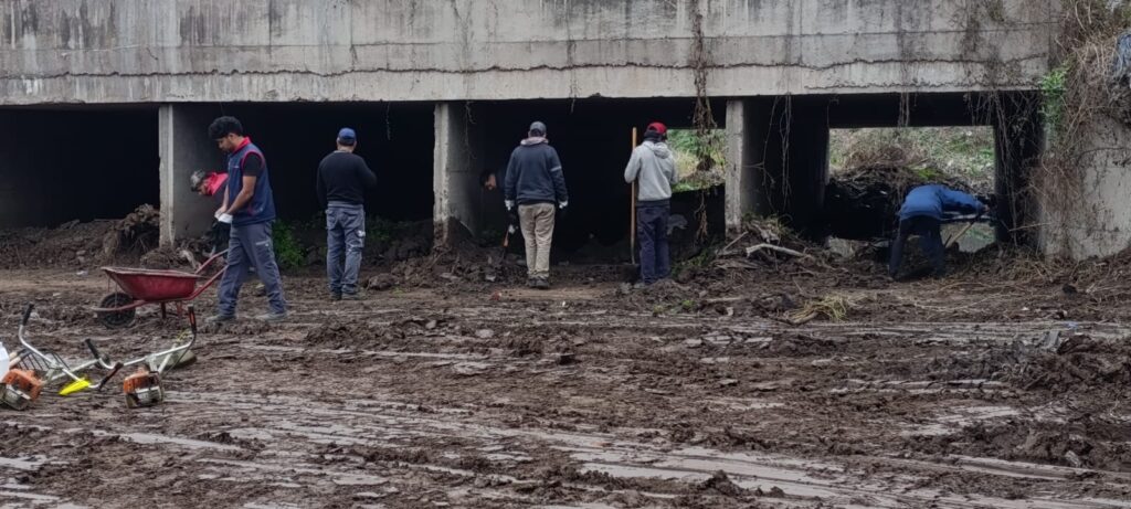 Alta Gracia refuerza el mantenimiento de canales y desagües ante la temporada de lluvias.