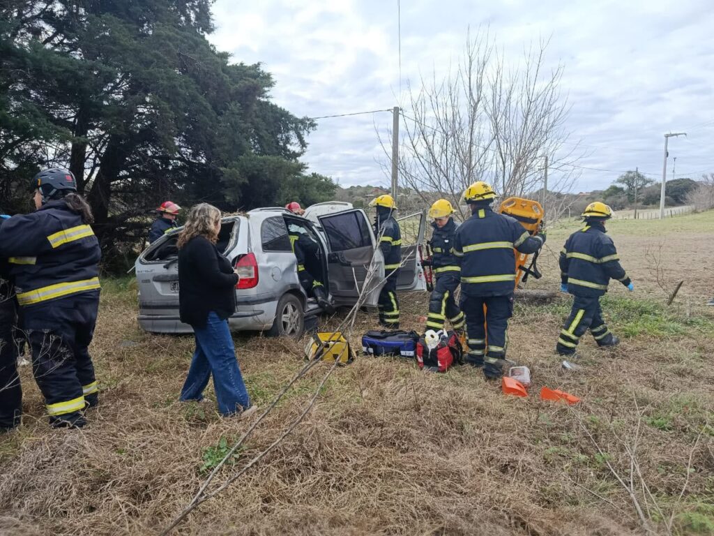 Despiste y accidente en la C-45: dos personas fueron trasladadas al Hospital Illia