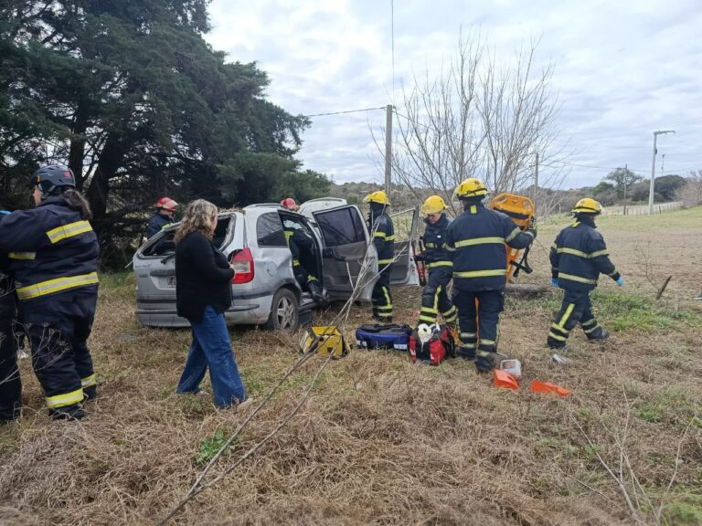 Despiste y accidente en la C-45: dos personas fueron trasladadas al Hospital Illia