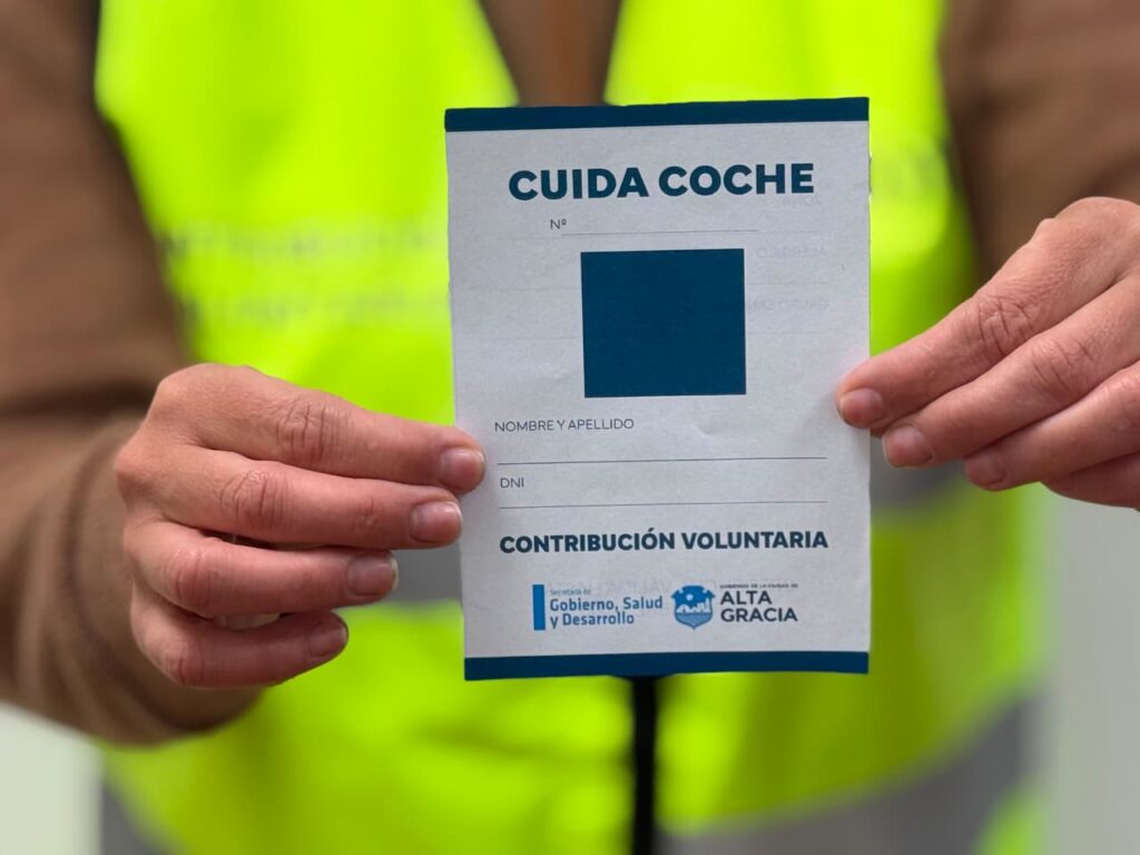 Avanza la entrega de material identificatorio a cuidacoches habilitados