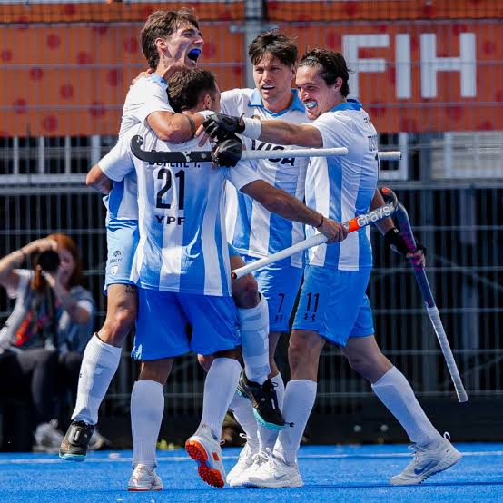 ¡Los Leones golearon y avanzaron en el Mundial!