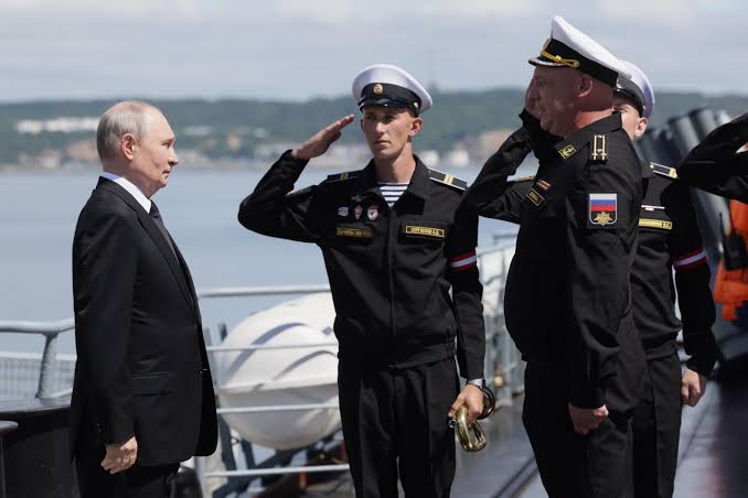 Putin amenazó con confiscar barcos europeos en cualquier parte del mundo si se persigue a la flota fantasma rusa