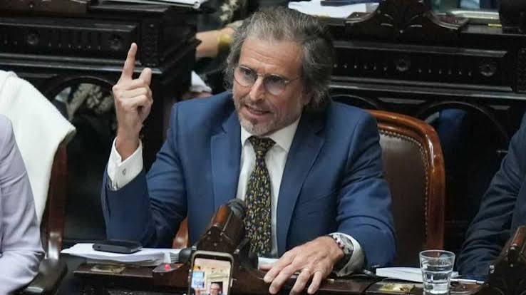 Bertie dijo que los endeudados son llorones que no quieren pagar la TV que compraron para el Mundial