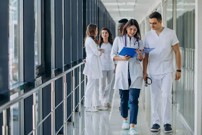 La letra chica de la medida que cambia la salud pública para extranjeros: qué pasa con los residentes precarios