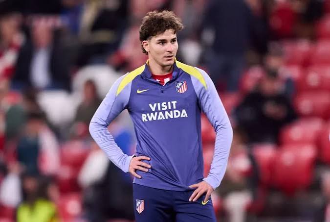 El gesto viral de Julián Álvarez en la foto oficial del Atlético Madrid en medio de las tensiones por su salida