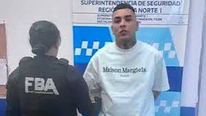 Indagarán hoy al cantante Callejero Fino por tenencia ilegal de arma de guerra: la preocupación de su abogado