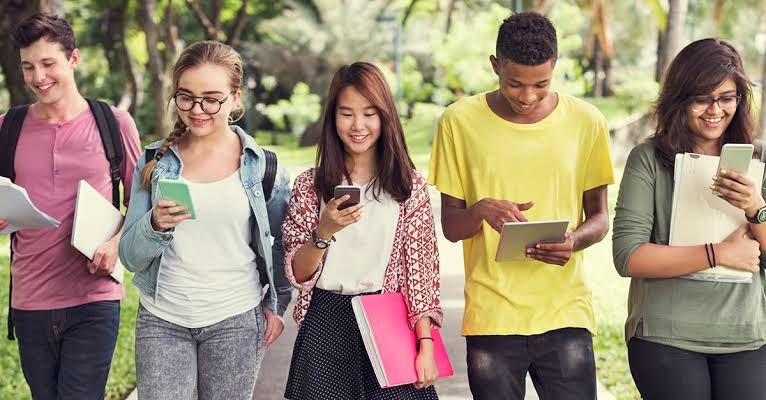 Generación Z : cambia los teléfonos inteligentes por teléfonos “tontos” en un intento por desconectarse