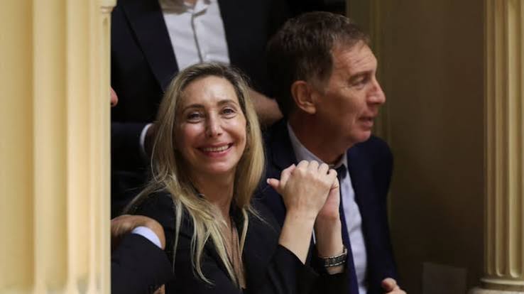 Karina quiere delegar la organización de la visita de Papa en una amiga wedding planner