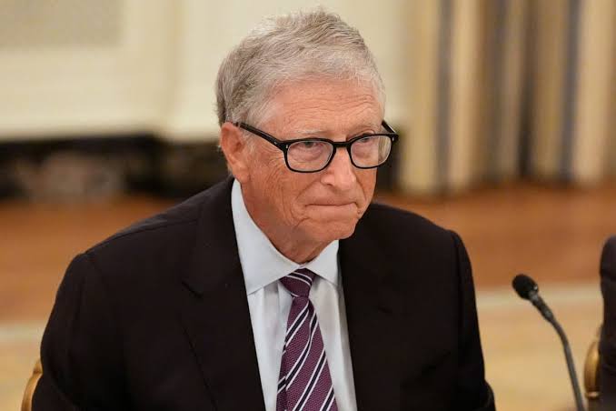 Bill Gates pide reservar empleos solo para humanos: “Muchos trabajos van a desaparecer para siempre”