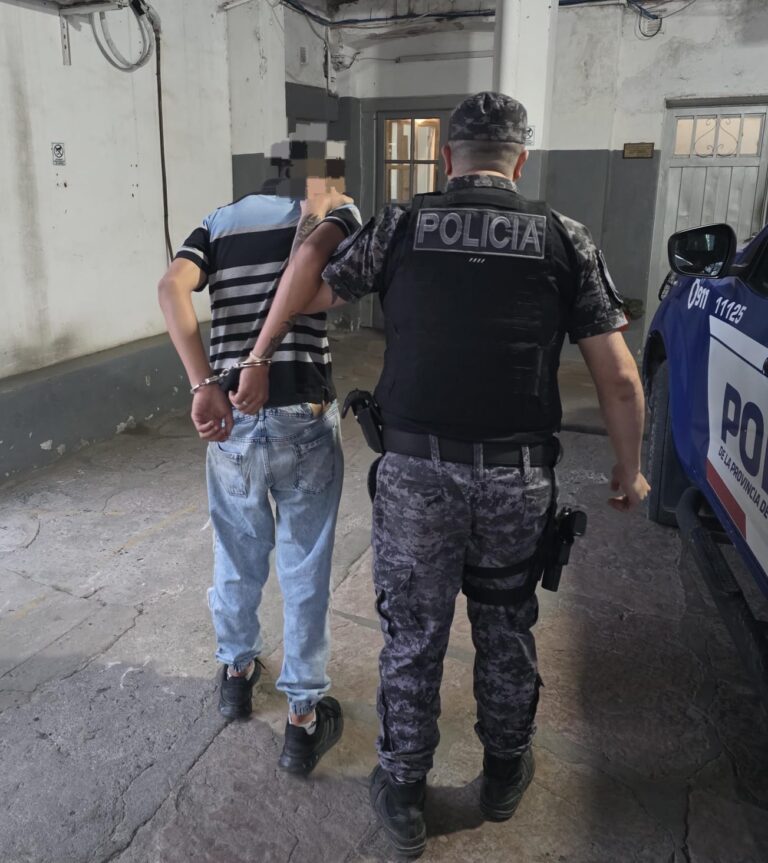 Cuatro personas fueron detenidas cuando intentaban ingresar a una vivienda en Alta Gracia