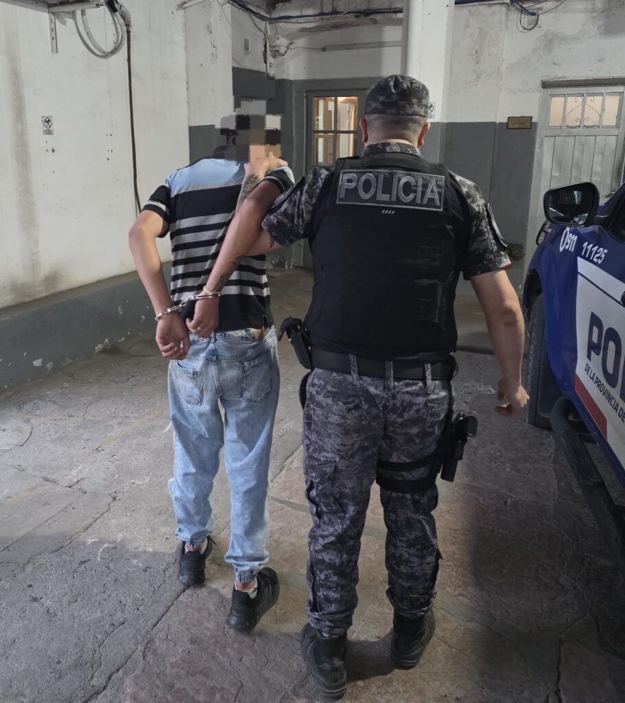 Cuatro personas fueron detenidas cuando intentaban ingresar a una vivienda en Alta Gracia