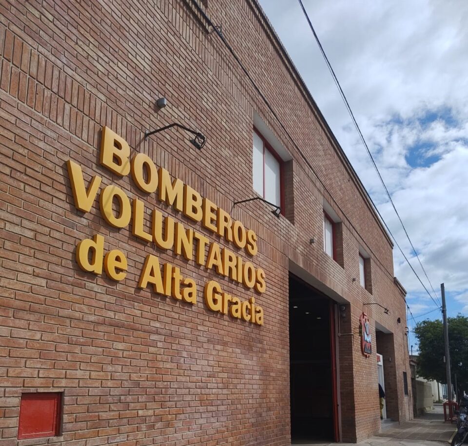 Sirenazo en Alta Gracia: los Bomberos Voluntarios se sumaron al reclamo nacional por fondos para el sector