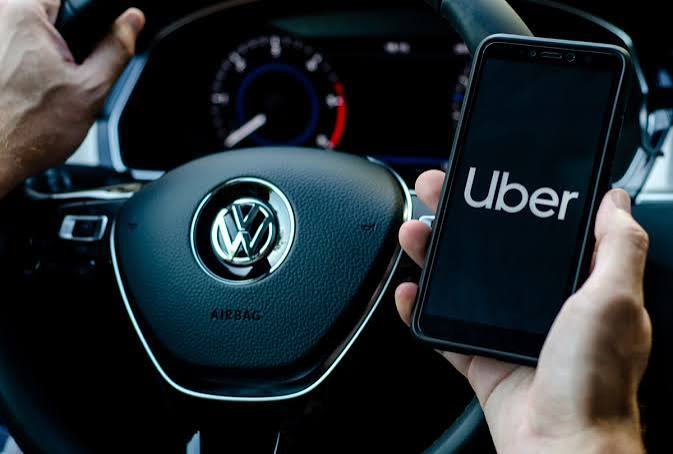 El CEO de Uber afirma que la tarifa de sus viajes se reducirán tras los despidos en la compañía