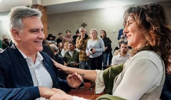 Sugestivo gesto de acercamiento de Llaryora a Natalia de la Sota