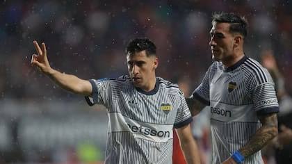 Boca Juniors se impuso en el clásico 2-0 sobre San Lorenzo, que jugó una hora con un hombre menos