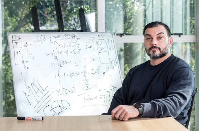 “Pelotudo atómico”: un economista propuso que haya menos créditos y provocó la reacción del Presidente