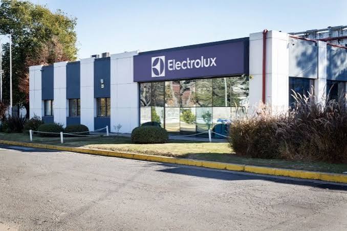 Otro gigante deja de fabricar en el país: Electrolux cierra su planta en Rosario donde trabajan 180 operarios