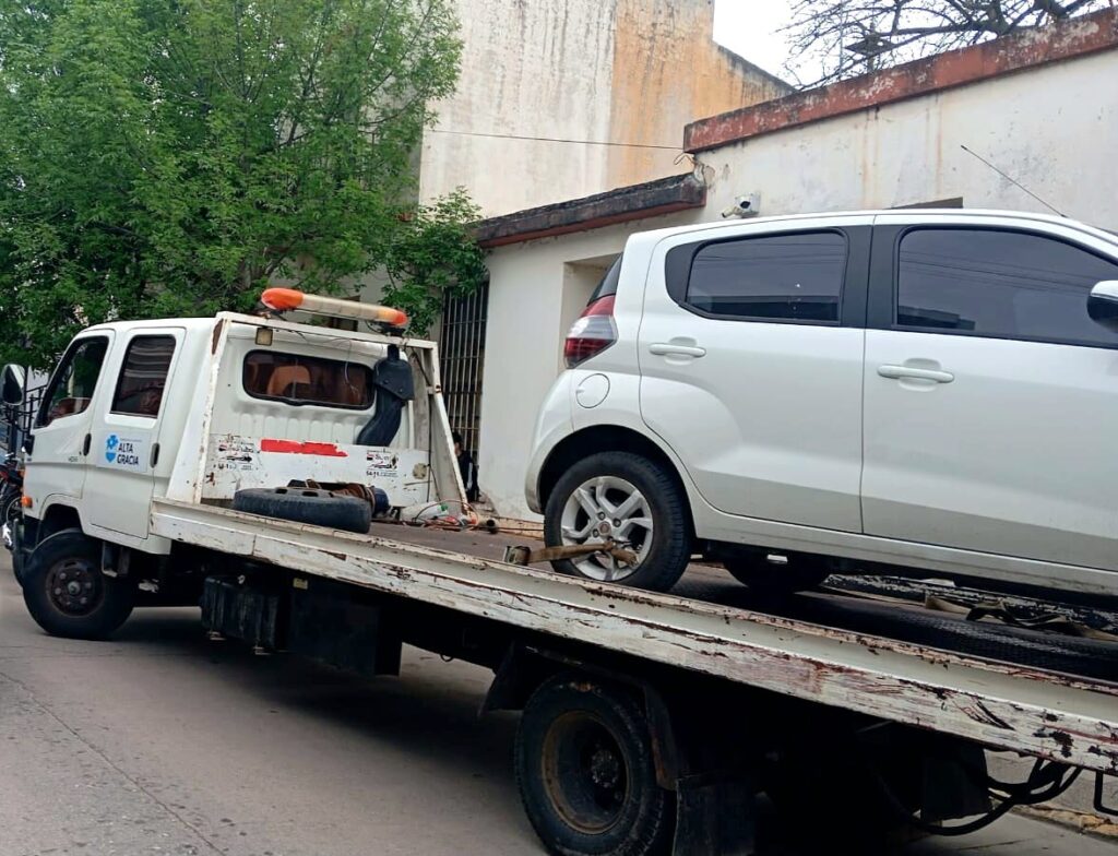 Secuestraron un vehículo que obstruía el ingreso a una cochera