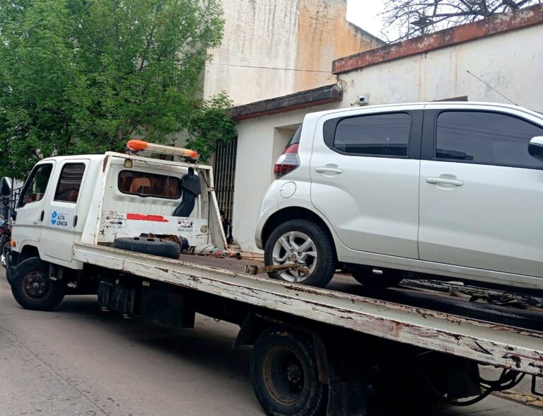 Secuestraron un vehículo que obstruía el ingreso a una cochera