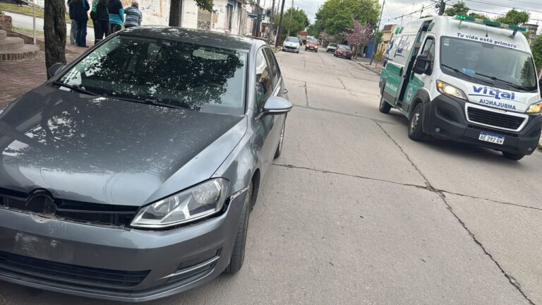 Accidente de tránsito en barrio Sur: un motociclista fue trasladado al hospital