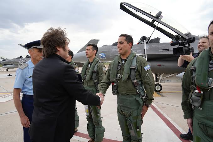En plena tensión por Malvinas, el Gobierno dispuso comprar bajo secreto militar nuevo equipamiento para las FFAA