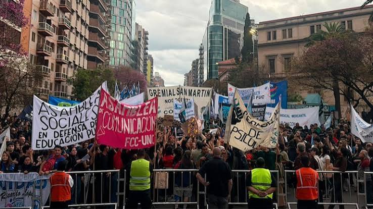 Con fuertes críticas al Gobierno y el reclamo por la ley de financiamiento se realizó una nueva marcha universitaria